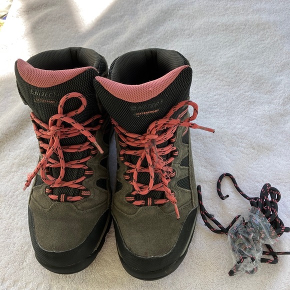 Women’s Hi tech ladder ankle height, hiking boots, gray/pink size 7 1/2 medium - Picture 2 of 10
